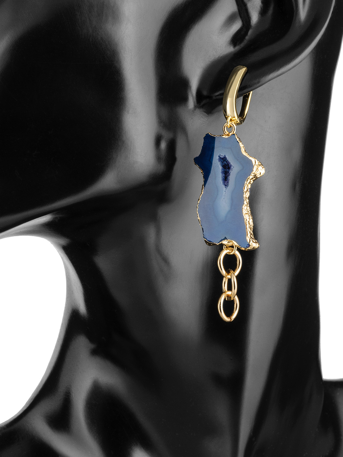 Золотистые дизайнерские асимметричные или непарные серьги - цепи с натуральным синим агатом