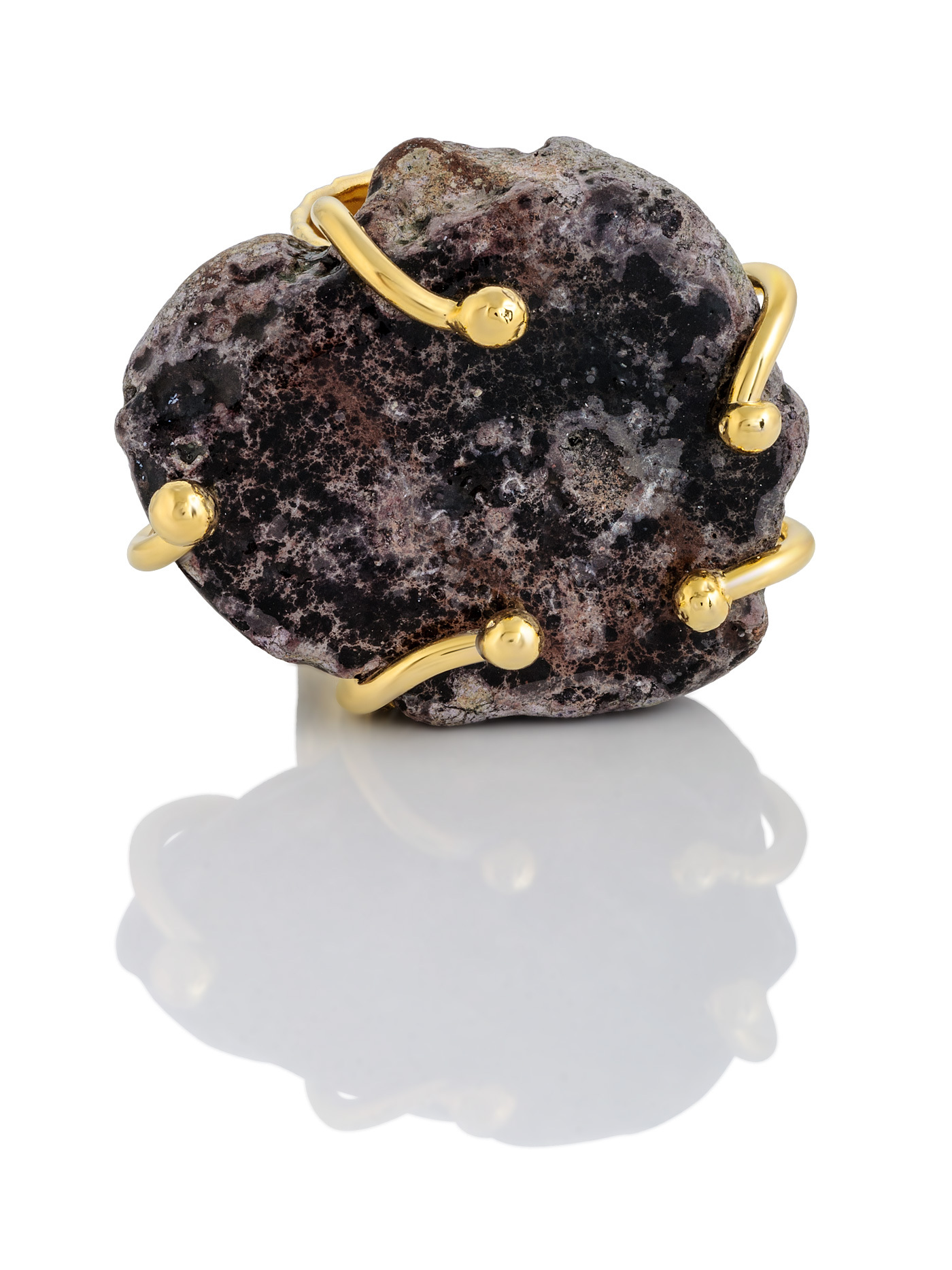 Золотистое дизайнерское кольцо с минералом
