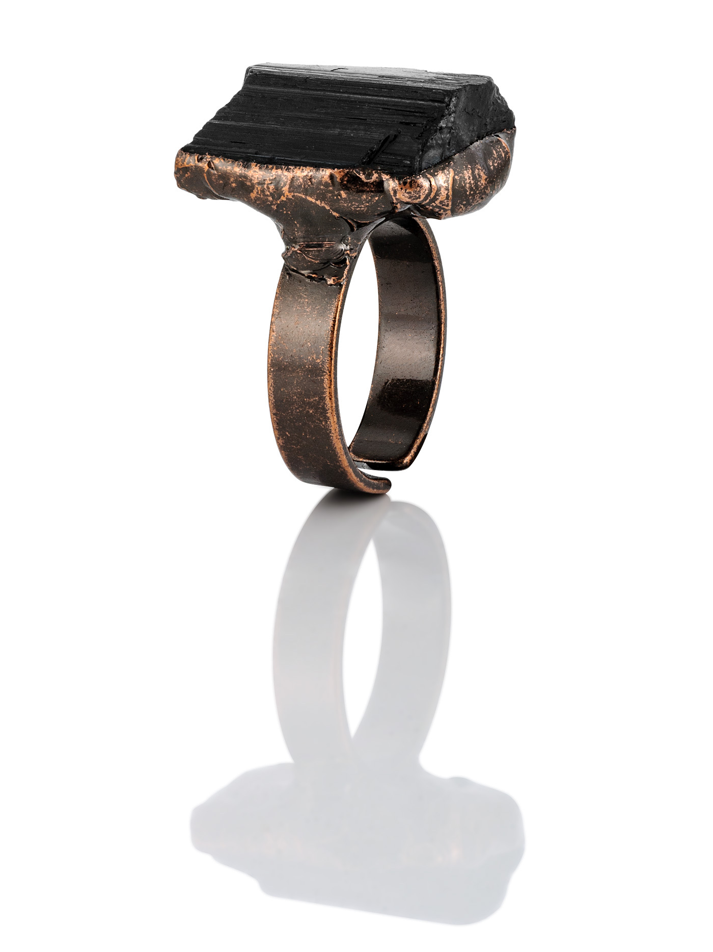 Женское дизайнерское кольцо с натуральным турмалином