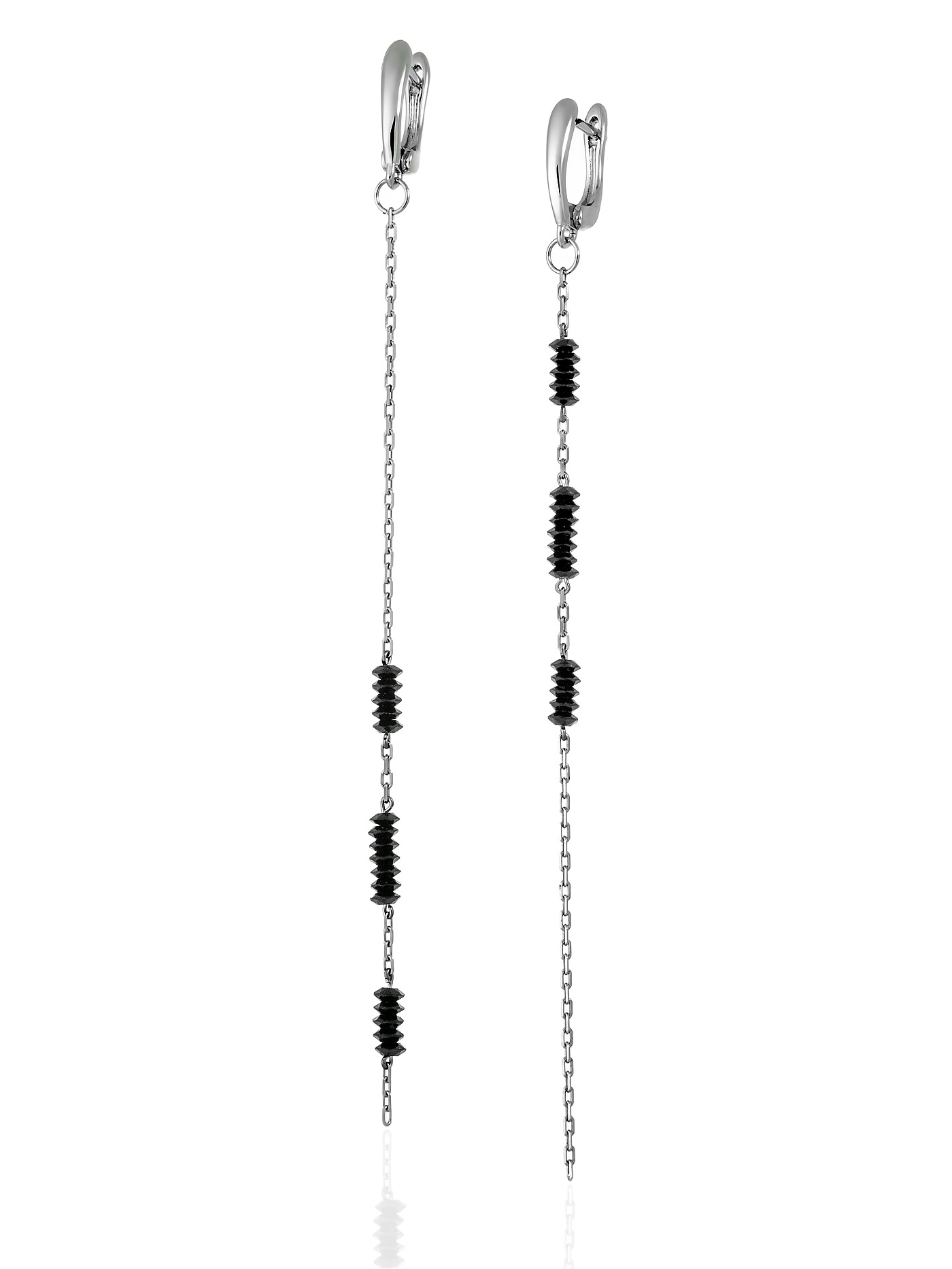Асимметричные серьги с черной шпинелью на серебряной цепочке