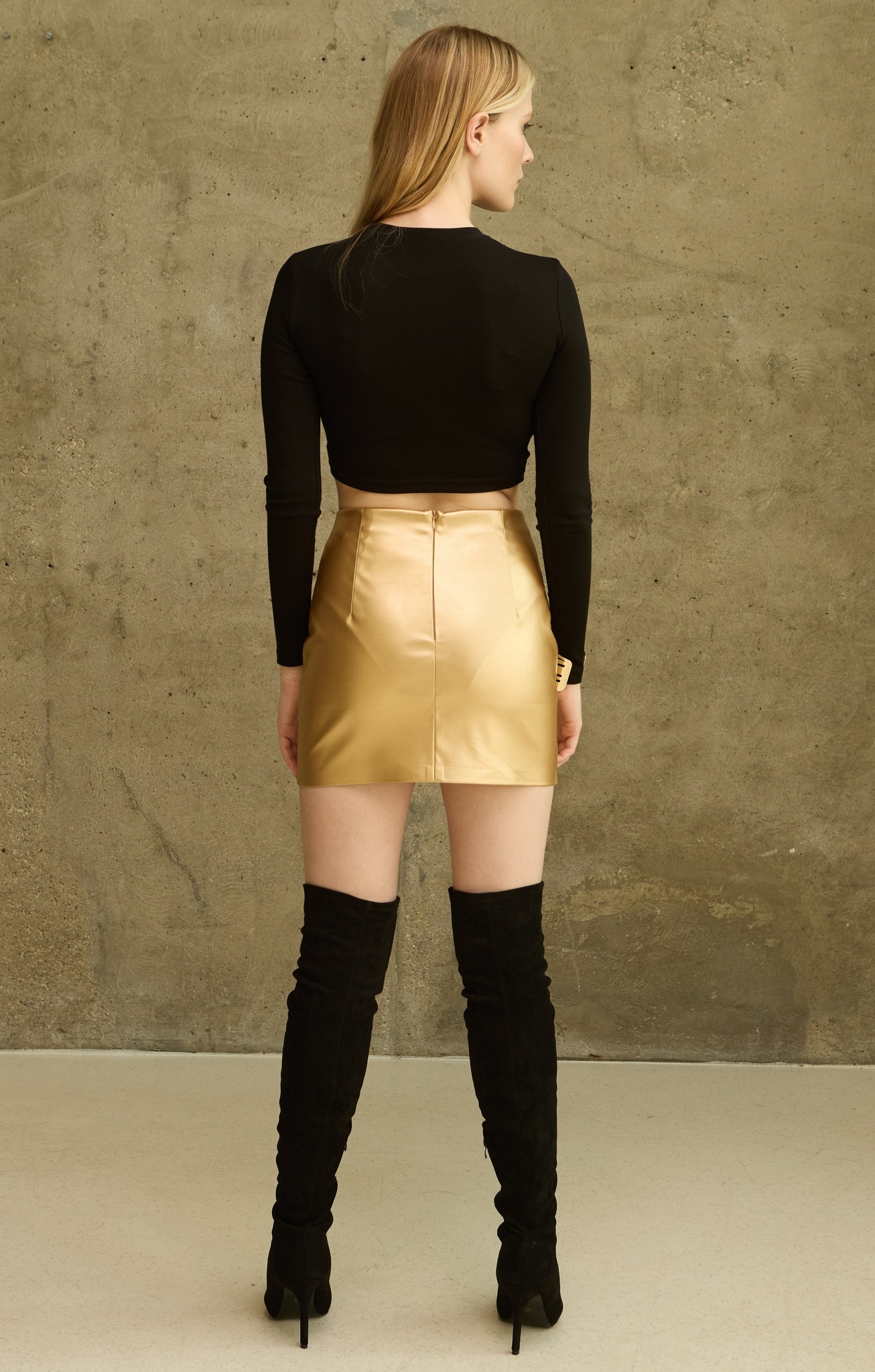 Кожаная золотая мини юбка