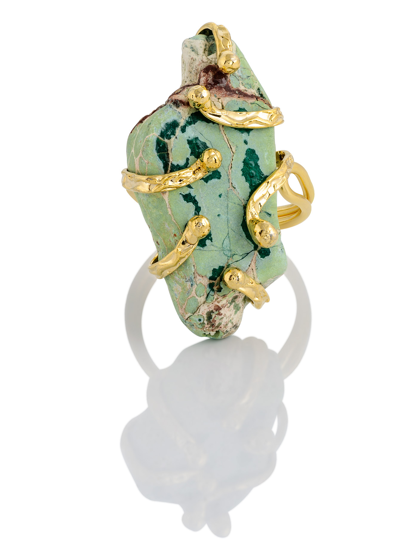 Золотистое дизайнерское кольцо с зеленым минералом
