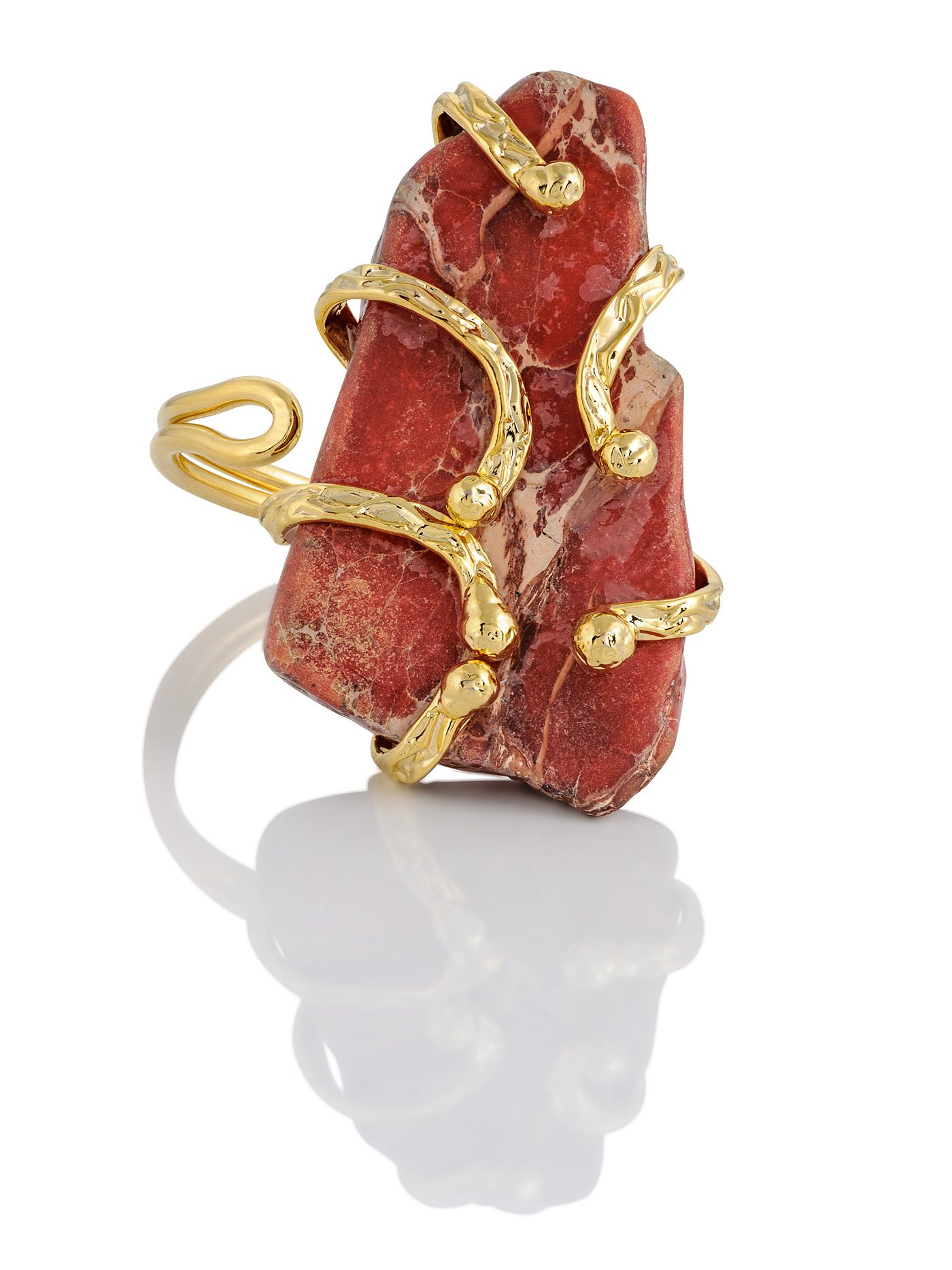 Золотистое дизайнерское кольцо с красным минералом