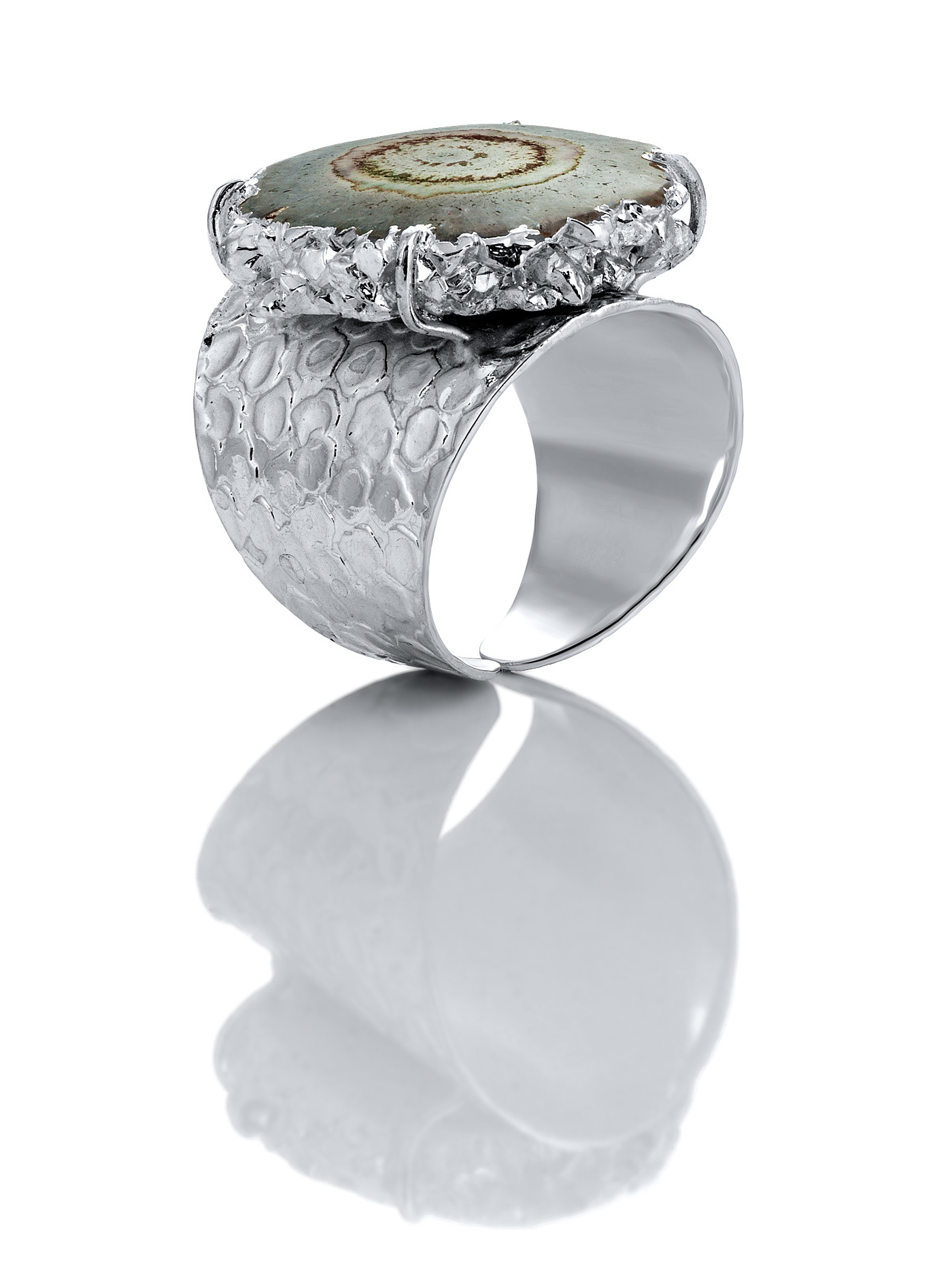 Дизайнерское кольцо с жеодой агата серого цвета
