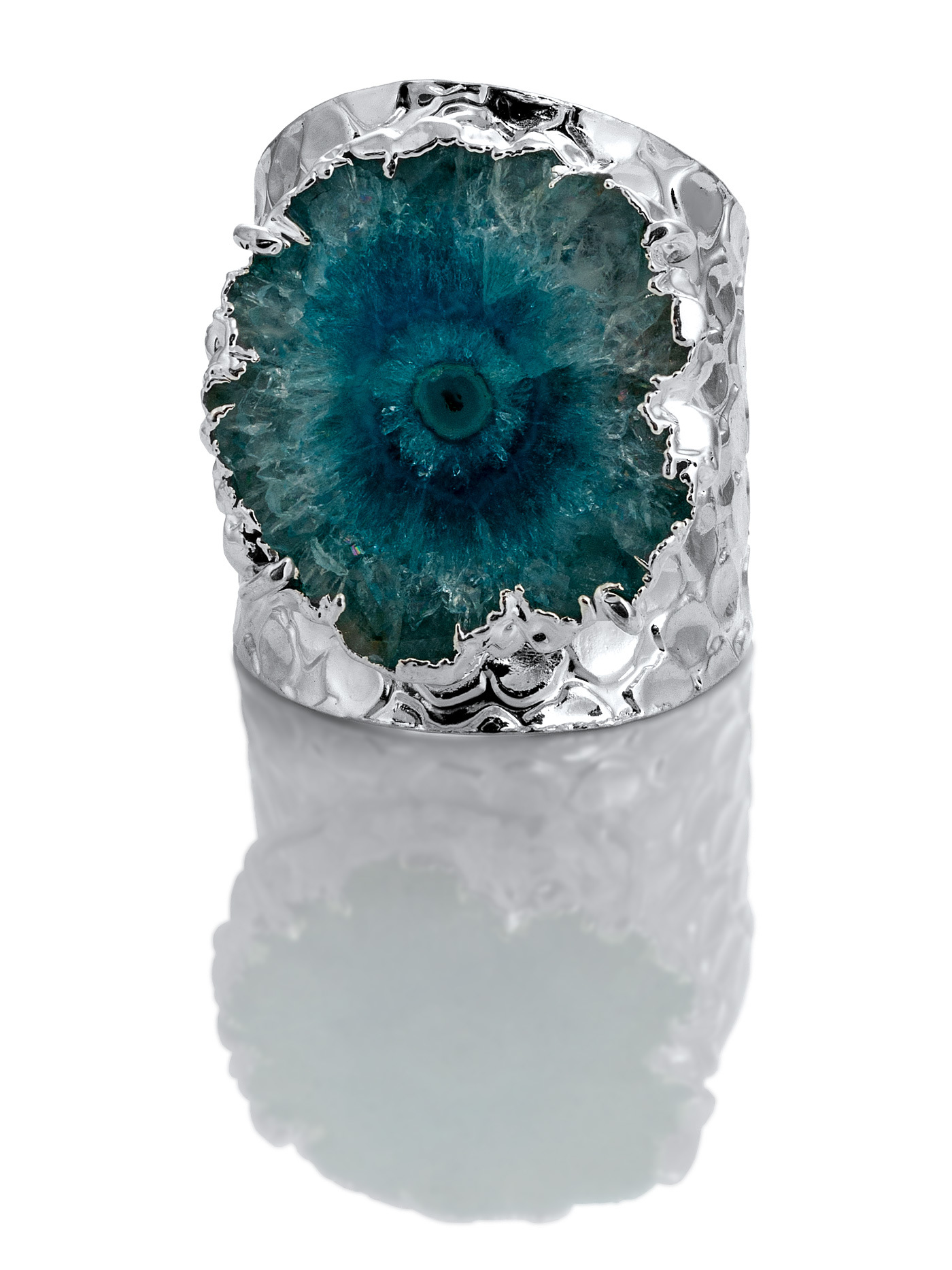 Дизайнерское кольцо с жеодой агата голубого цвета