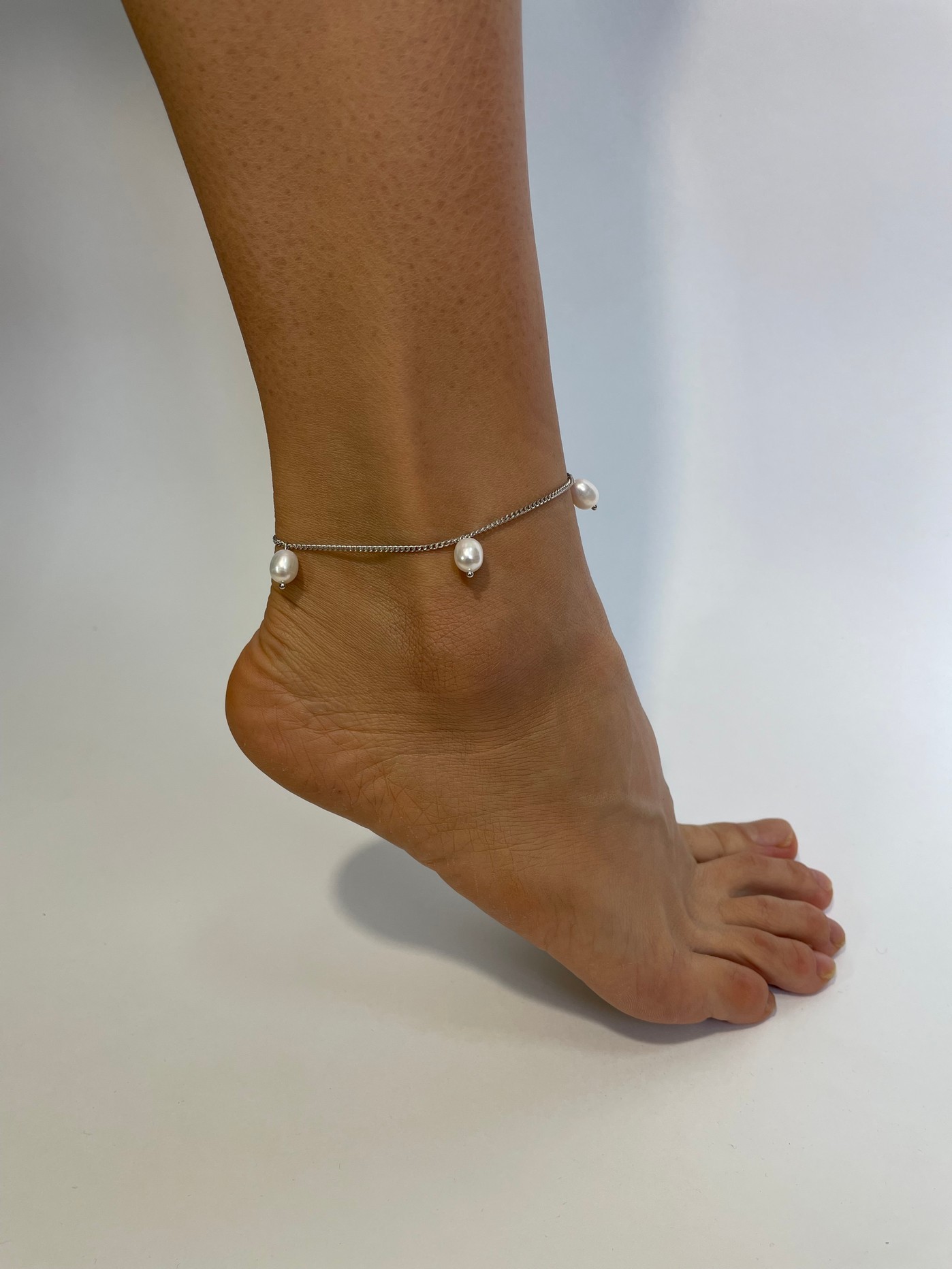 Серебряный браслет на ногу, анклет с белым вытянутым жемчугом