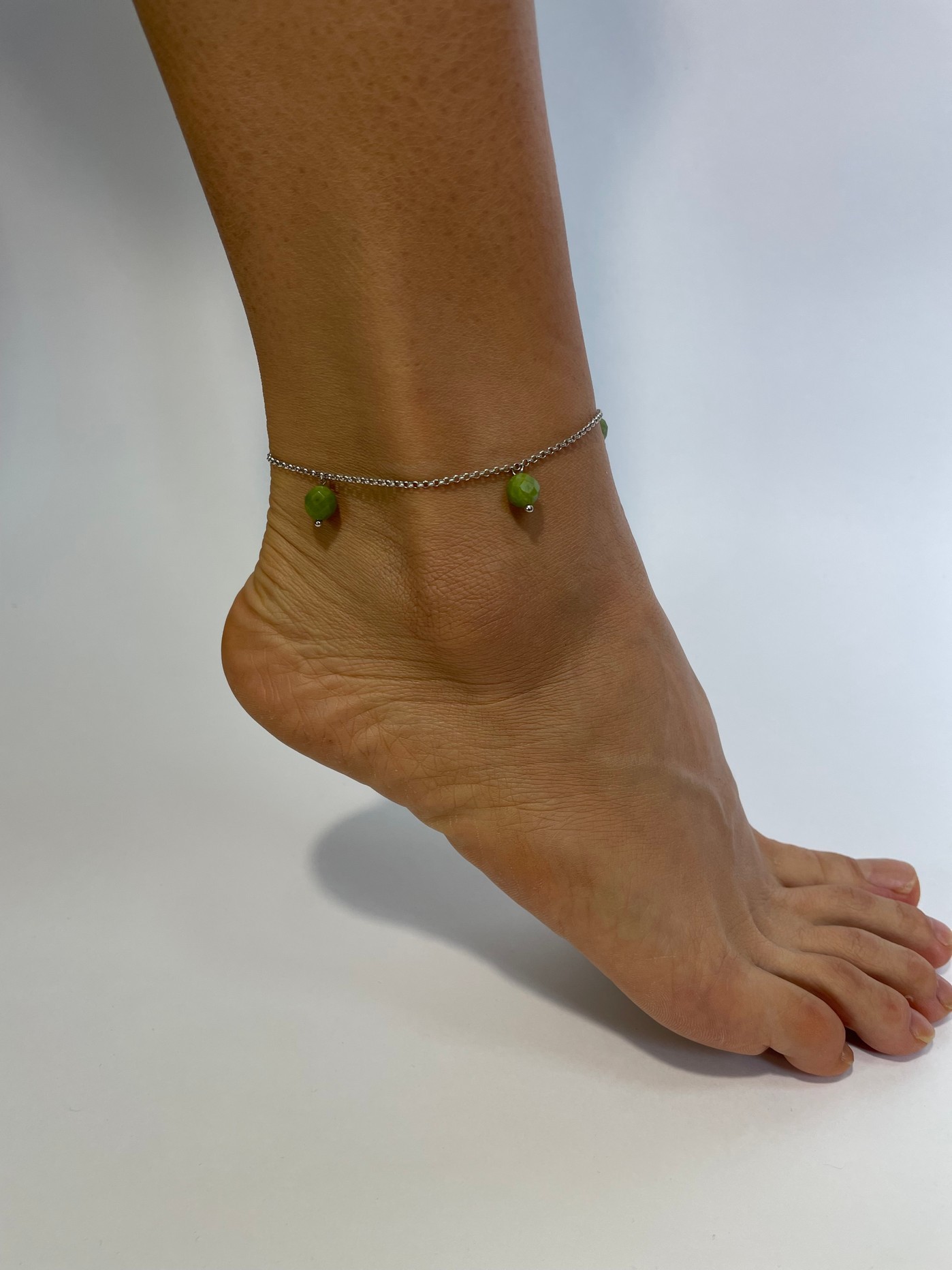 Серебряный браслет на ногу, анклет, с байкальским нефритом