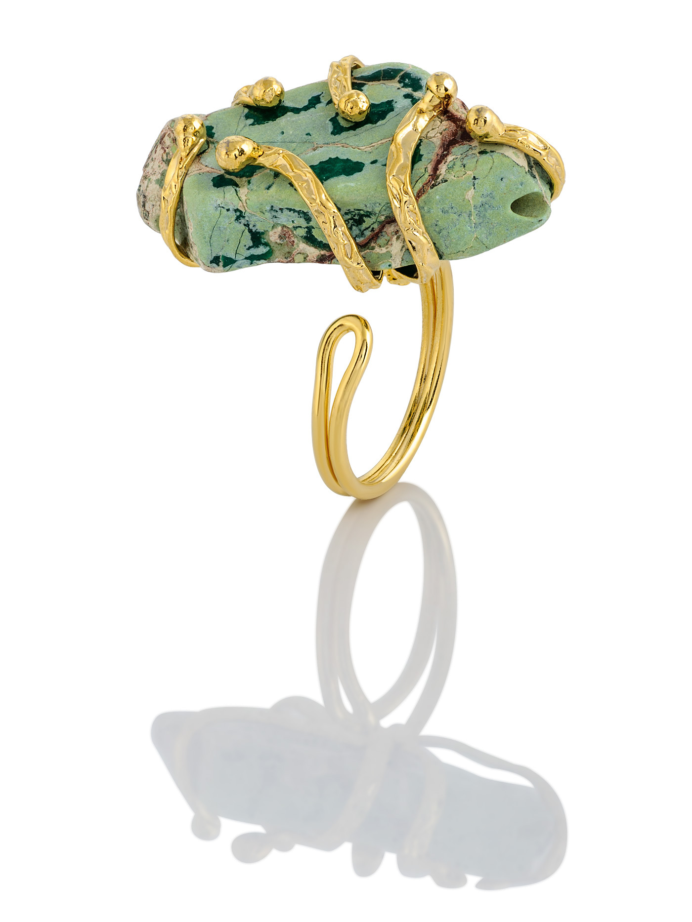 Золотистое дизайнерское кольцо с зеленым минералом
