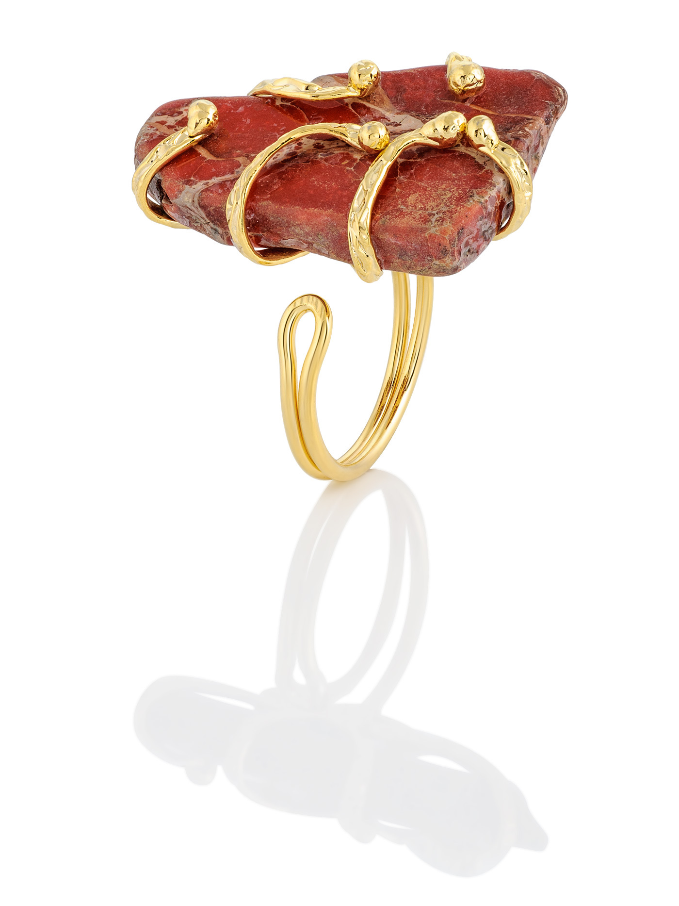 Золотистое дизайнерское кольцо с красным минералом