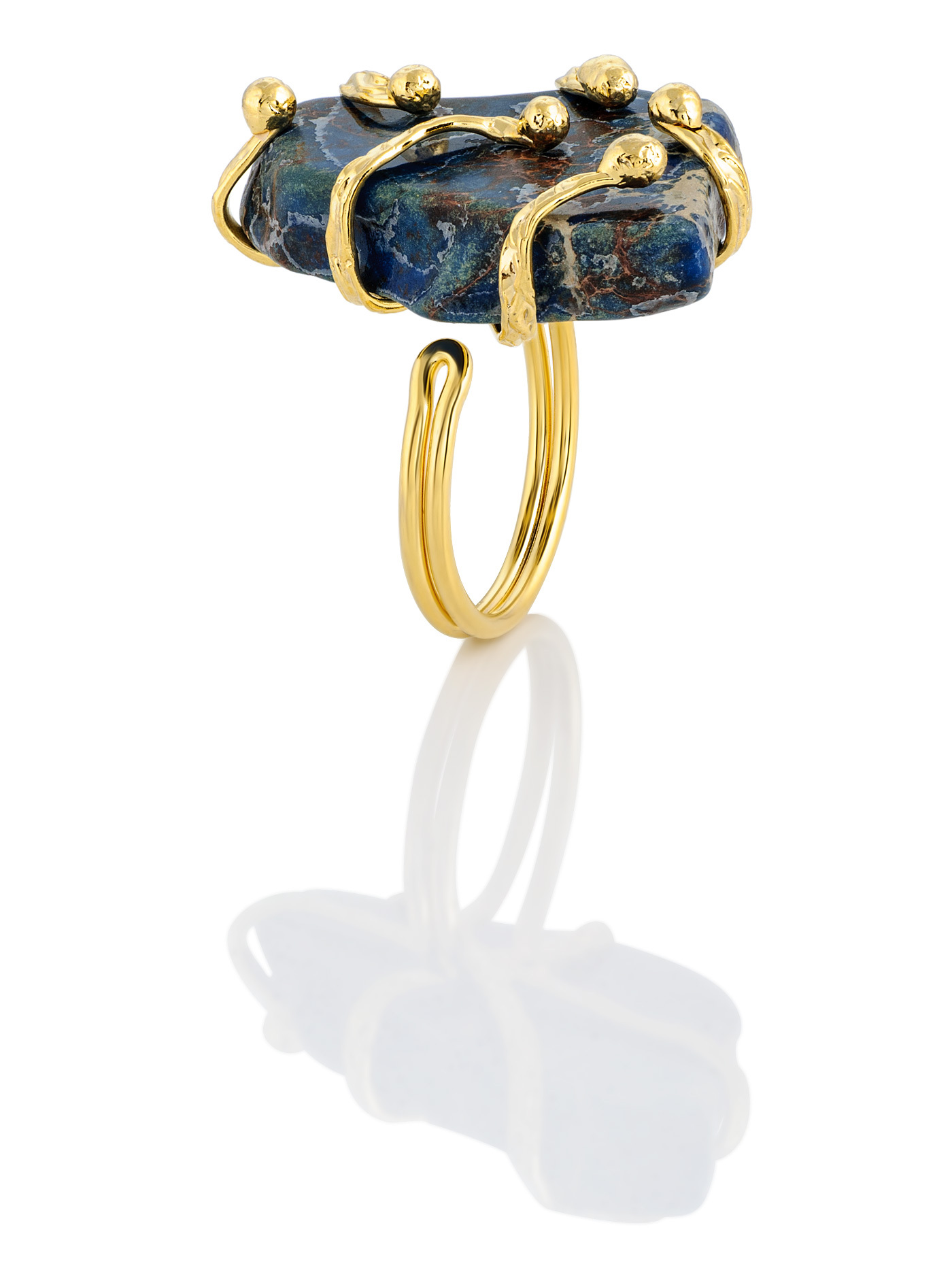 Золотистое дизайнерское кольцо с синим минералом