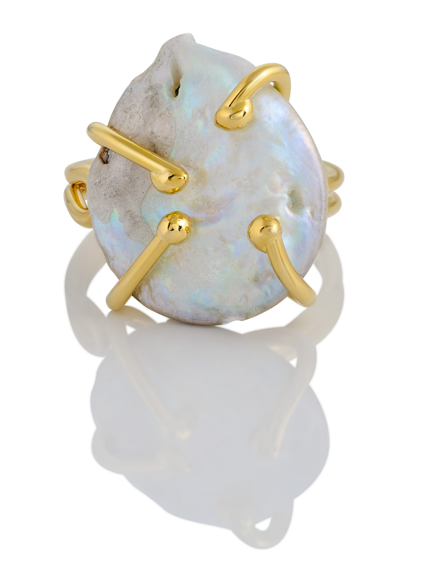 Золотистое дизайнерское кольцо с натуральным барочным жемчугом