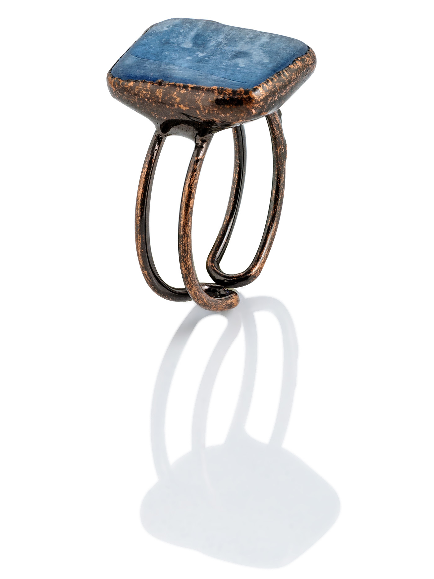 Женское дизайнерское кольцо с натуральным кианитом